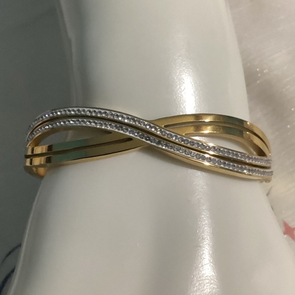 🖤Gorgeous Gold Plated Crossover infinity bracelet bangle - Picture 10 of 17